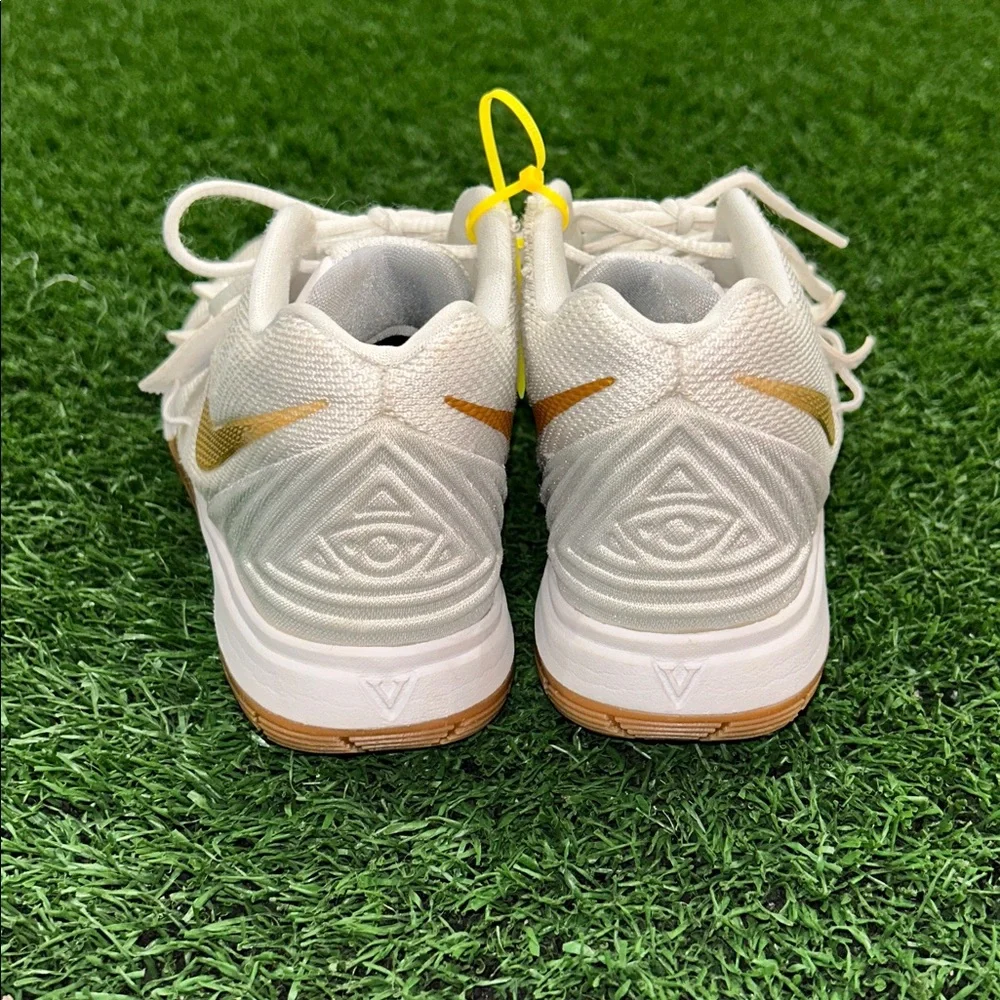 Nike Kyrie 5 GS Irish Sneakers Youth Size 2.5 White Metallic Gold AQ2458-170 EUC